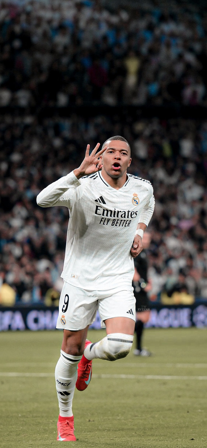 网红“小溥仪”现场观战北京国安比赛，与张稀哲合影留念（“小溥仪”网红现身国安主场观赛，与张稀哲同框留念）