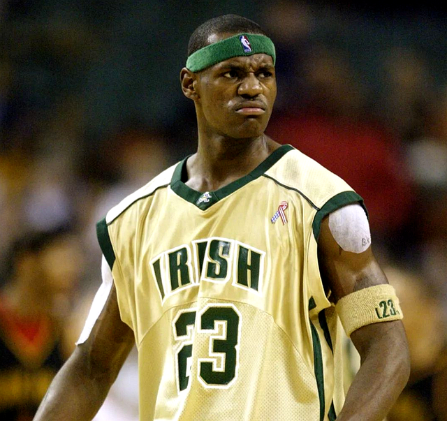 沙特主场气势惊人（沙特主场声势逼人）