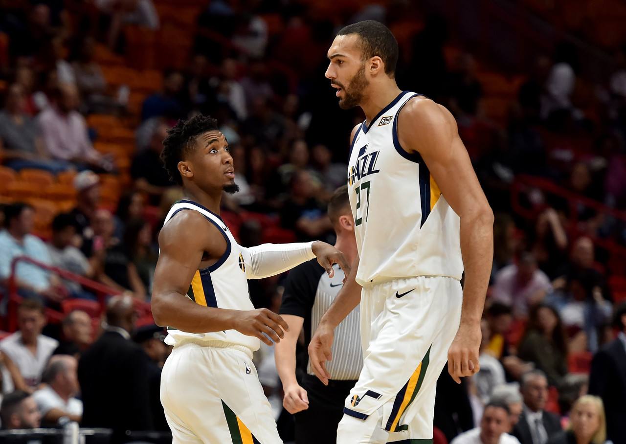 17岁天才卡尔展现极强潜力，德甲首秀表现亮眼，凭借出色技术和风格成为焦点。（17岁新星卡尔德甲处子秀惊艳，凭精湛脚法与独特风格抢尽风头）